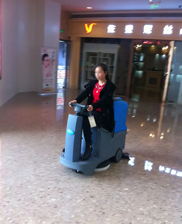 成都珠江广场用洗地机 成都珠江广场用洗地机